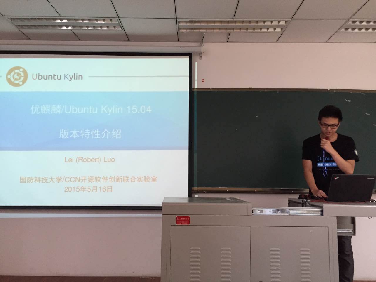 大家都很認(rèn)真地聽(tīng)王偉豪同學(xué)的精彩介紹